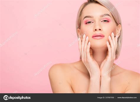 bela menina nua concurso com pele perfeita isolado rosa — fotografias de stock © igorvetushko