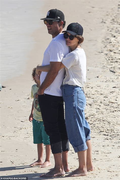 Rose Byrne And Her Husband Bobby Cannavale Pack On The Pda In Bondi