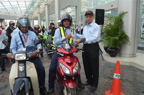 Perodua hari ini menyaksikan presiden dan ketua pegawai eksekutifnya yang paling lama berkhidmat, datuk (dr) aminar rashid salleh. 11,000 Perodua Staff Members Benefit From Road Safety Campaign