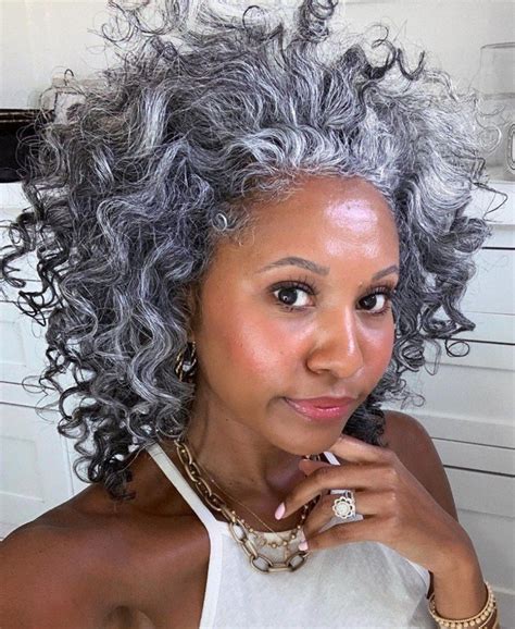 Transitioning To Gray Hair May Not Be Simple But As A Result Youll Get A Chic Natural Looking