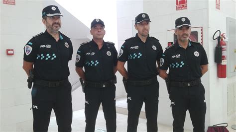 Los nuevos uniformes de la policía nacional tienen en el brazo derecho un código qr, motivo de memes y burlas en las redes sociales. La policí­a local estrena uniforme