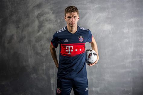 Bayern munich legend uli hoeneß breaks down germany's roster possibilities for the euros. Le short et les chaussettes de la tenue extérieur du ...