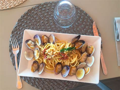 Un primo piatto di #pesce profumato di mare, di facile preparazione, ideale per tutte le occasioni. Linguine alle vongole, con aglio, olio, noci e nucelle ...