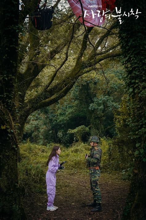 1. "Crash Landing on You" - Ketika Cinta Tiba-tiba Mendarat di Hidupmu