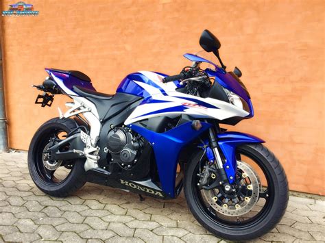 Honda's super sports model, the cbr600r has made its malaysian debut. Honda CBR 600 RR art. 3162