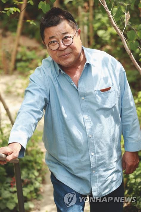 영화 '미나리'로 배우 윤여정(74)이 아카데미상 여우조연상을 받으며 영화사를 새로 썼다. 백일섭 "난 집에서 외계인이었다…혼자가 너무 편해" | 연합뉴스