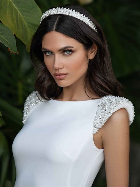 Es gibt doch nichts schöneres als nach der dusche in die sauberen klamotten zu hüpfen. Pronovias Hochzeitskleid REED - Etui Hochzeitskleid aus Crepe