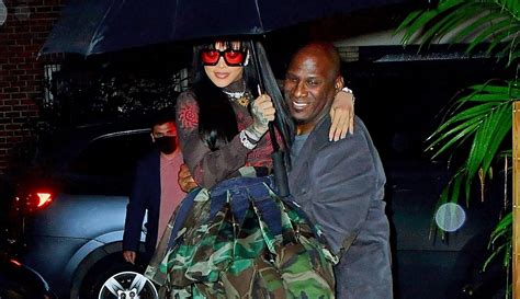 Rihanna S Bodyguard Carried Her From The Car To The Sidewalk See The Photos Rihanna Just