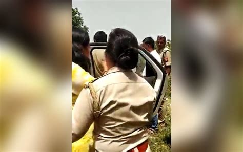 यूपी नशे में धुत महिला अधिकारी का वीडियो वायरल सड़क पर काटा था हंगामा The Hindi Post