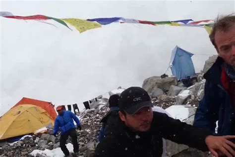 Nepal Earthquake Watch Terrifying Moment Climbers Were Engulfed By