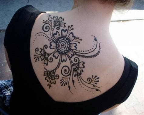 For tattoo aficionados, mehndi art or henna tattoos will probably never take the place of actual tattooing. Large Black Henna Tattoo On Back - Inofashionstyle.com