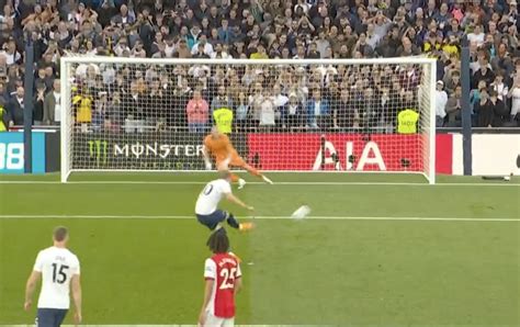 Video Harry Kane Fires Spurs Into Crucial Lead Vs Arsenal From The Spot