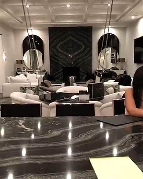 Along with the main house, the property also features two guest apartments with kitchenettes, and two more guest suites with private patios and. Kylies Kitchen & Family Room // Via Snapchat #KylieJennerHouse [INTERIOR DESIGN B | Luxury house ...