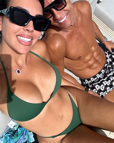 Georgina Rodriguez poston të tjera imazhe provokuese në bikini nga