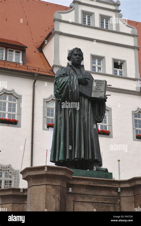 Statue Von Martin Luther Auf Dem Marktplatz Vor Dem Rathaus Wittenberg
