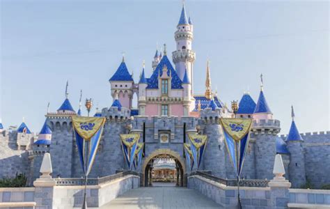 anaheim hilton hotels offering new year discounts on disneyland tickets dining t cards and