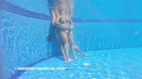 esta pareja cree que nadie sabe lo que hacen bajo el agua de la piscina pero el voyeur sí lo