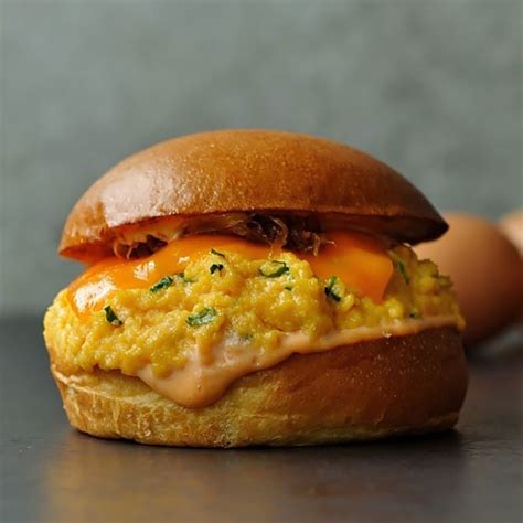 Eggslut is a fast food restaurant with locations in los angeles, las vegas, tokyo, seoul, kuwait and london, known for its signature dish the slut, a coddled egg on pureed potatoes, as well as their egg sandwiches. eggslut（エッグスラット）が新宿に初上陸。オープン日は？営業時間は？