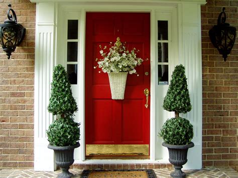 Here is a collection of twelve wreaths, signs and unique front decor to dress your home and add curb appeal. Front Door Decoration to Welcome Guests