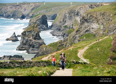 Coast Walkers On The South West Coast Path North Of Newquay Stock Photo