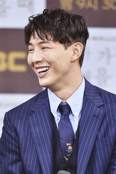 호가는 세계 톱 31 주가 지수에 대해 이용가능하다. DA포토지수, 미소가 아름다운 남자 : 스포츠동아
