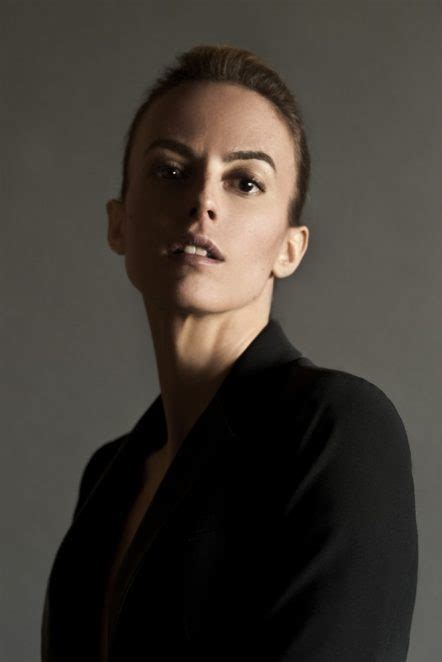 Sara mortensen est la fille d'un père artiste plasticien et fille de l'actrice elisabeth mortensen qui est aussi professeur de théâtre. Sara MORTENSEN | Agence Brulier Communication
