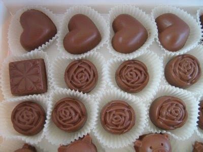 Coklat buatan tangan dari rumah yang dihasilkan dengan pelbagai bentuk yang menarik dan inti yang lazat. LILI'S KITCHEN: coklat compound dan oreo...