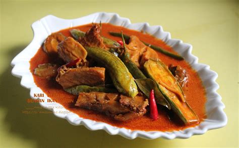 Masukkan sedikit air supaya rempah kari tidak masak sehingga terung lembut dan kuah sedikit pekat dan terbit minyak. AMIE'S LITTLE KITCHEN: Kari Terung dengan Ikan Masin