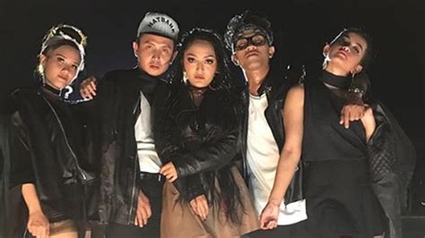 Emang lagi syantik hey sayangku hari ini aku syantik syantik bagai bidadari bidadari dihatimu. Menuai Viewer dari Siti Badriah Lagi Syantik