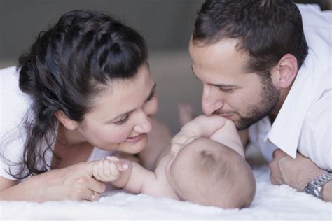 Cómo tramitar tu permiso de maternidad y paternidad y qué aspectos debes tener en cuenta