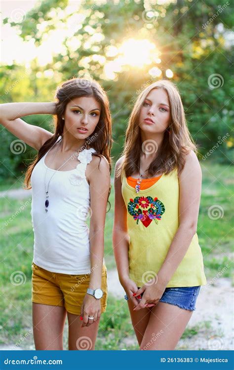 Deux Belles Filles Caucasiennes Image Stock Image Du Bonheur Mode