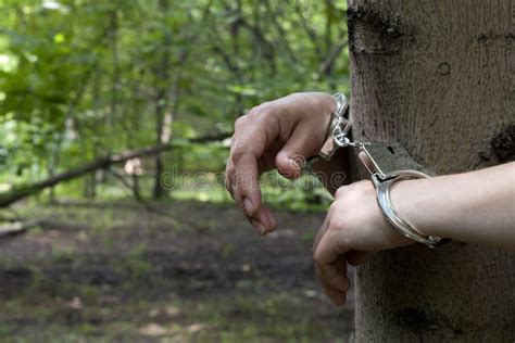 Mujer Atada a Un árbol En El Bosque Foto de archivo Imagen de adulto