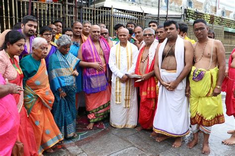 Pontiff Of Sri Raghavendra Swamy Mutt Of Mantralayam Offered Prayers In