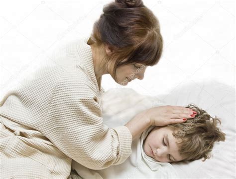 Madre Con El Niño Dormido Fotografía De Stock © Afonskaya 10665696