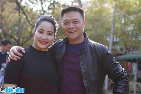Năm 1998, anh cùng mẹ và hai em gái, một em trai sang định nhiều khán giả hâm mộ hỏi: Hoá Ra Bố Của Btv Quang Minh Sinh Năm Bao Nhiêu, Mc Trần ...