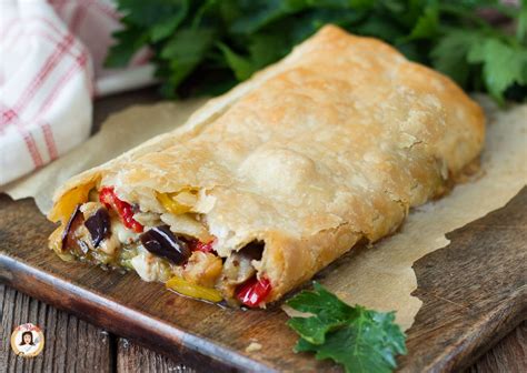 Il rotolo ripieno si prepara facilmente stendendo la pasta sfoglia e farcendola con un ripieno di spinaci saltati in padella amalgamati alla ricotta ed al parmigiano, successivamente la pasta verrà arrotolata su se stessa e cotta in abbondante acqua salata in una pesciera. ROTOLO DI VERDURE - Antipasto o secondo piatto facile con ...