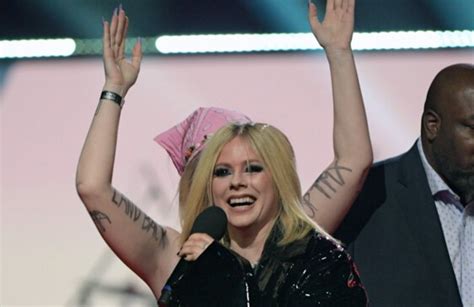 Avril Lavigne Came Face To Face With Topless Stage Invader At Juno