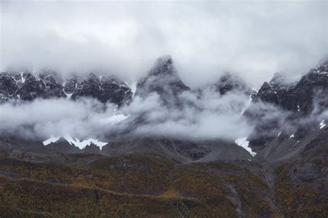 Piękne Góry Skaliste Spowite We Mgle Wczesnym Rankiem Darmowe Zdjęcie