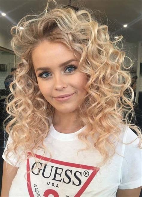 Adorable Blonde Curly Hairstyles Ideas For Women 2019 Primemod Curly Hair Styles Naturally