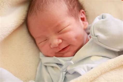 Menekan Pipi Bayi Baru Lahir Bisa Bikin Lesung Pipi Benarkah Ini