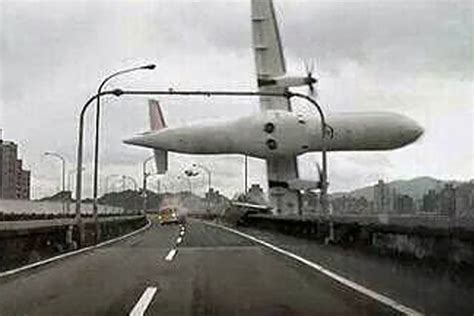 Transasia Airways Plane Crash Drivers Amazing Escape As Plane Hits