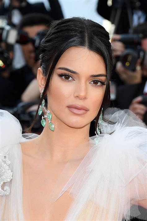 Kendall Jenners Best Red Carpet Hair And Makeup Looks Teen Vogue