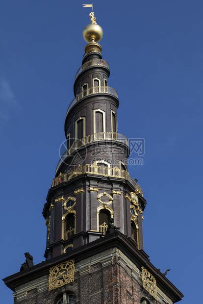 为了著名的丹麦哥本哈根我们救世主的教堂是一个巴洛克教堂以它的螺旋星而闻名无比外边有一条通风楼梯可以爬上顶端在哥本哈根大开一面看高清图片下载