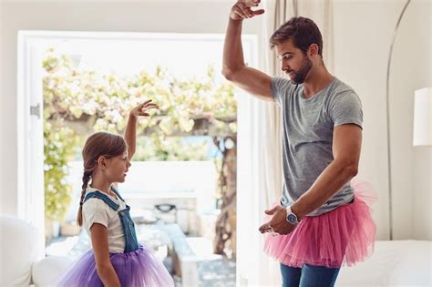 Quién Dice Que Los Papás No Pueden Bailar Foto De Un Padre Y Su Hija Bailando En Sus Tutús