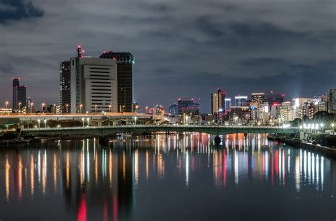 W końcu wiele osób uważa, że japonia to inna planeta, więc i religia musi być oryginalna. Zdjęcia: Tokio, Kanto, Nad rzeką Sumida, JAPONIA