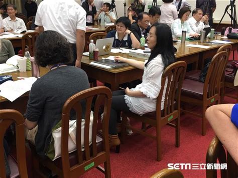 #寰宇新聞台 #蔣萬安 #吳怡農 #韓國瑜 寰宇新聞台 trvid 頻道 bit.ly/2vpp6kn 寰宇新聞網 ｜精選國內外重大新聞 www.globalnewstv.com.tw 寰宇新聞粉絲團 提供每日精選國際重點新聞 facebook.com/globalnewstw/. 前瞻衝突尷尬了 綠委眼鏡疑被自己人打爆 | 政治 | 三立新聞網 SETN.COM
