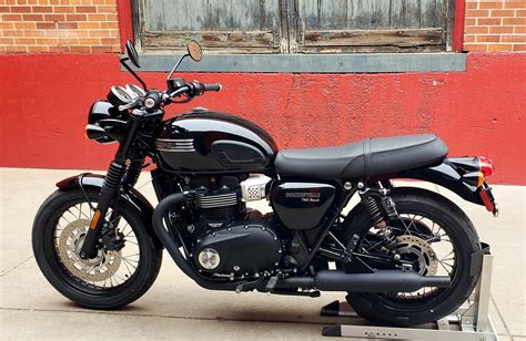The 2017 triumph t100 and t100 black both use the 900cc high torque engine culled from the street twin. New 2019 TRIUMPH BONNEVILLE T100 BLACK Motorcycle in ...