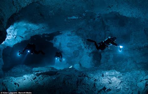 Into The Void Amazing Images Of A Crystal Clear Underwater Cave