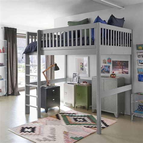 Dans une autre chambre d'ado la mezzanine permet d'avoir plus de place pour les études avec un bureau qui longe le mur. Un lit mezzanine dans une chambre d'ado