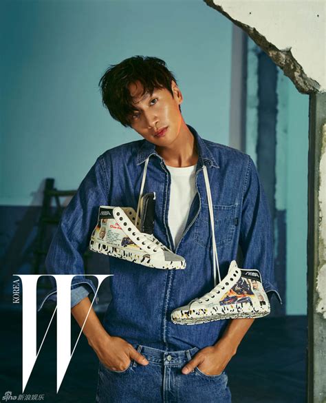 ↑ lee kwang soo thanks gary as running man sensation receives prime minister's award (неопр.). W Korea's September Edition Features A Serious Lee Kwang ...